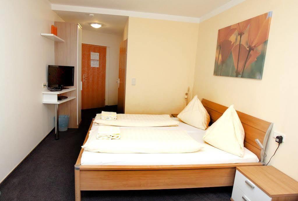 Pension Tennisweber Schwechat ภายนอก รูปภาพ