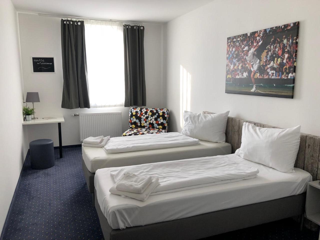 Pension Tennisweber Schwechat ภายนอก รูปภาพ