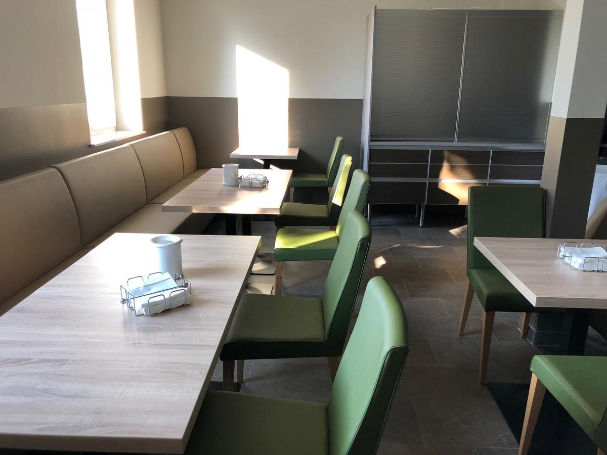 Pension Tennisweber Schwechat ภายนอก รูปภาพ
