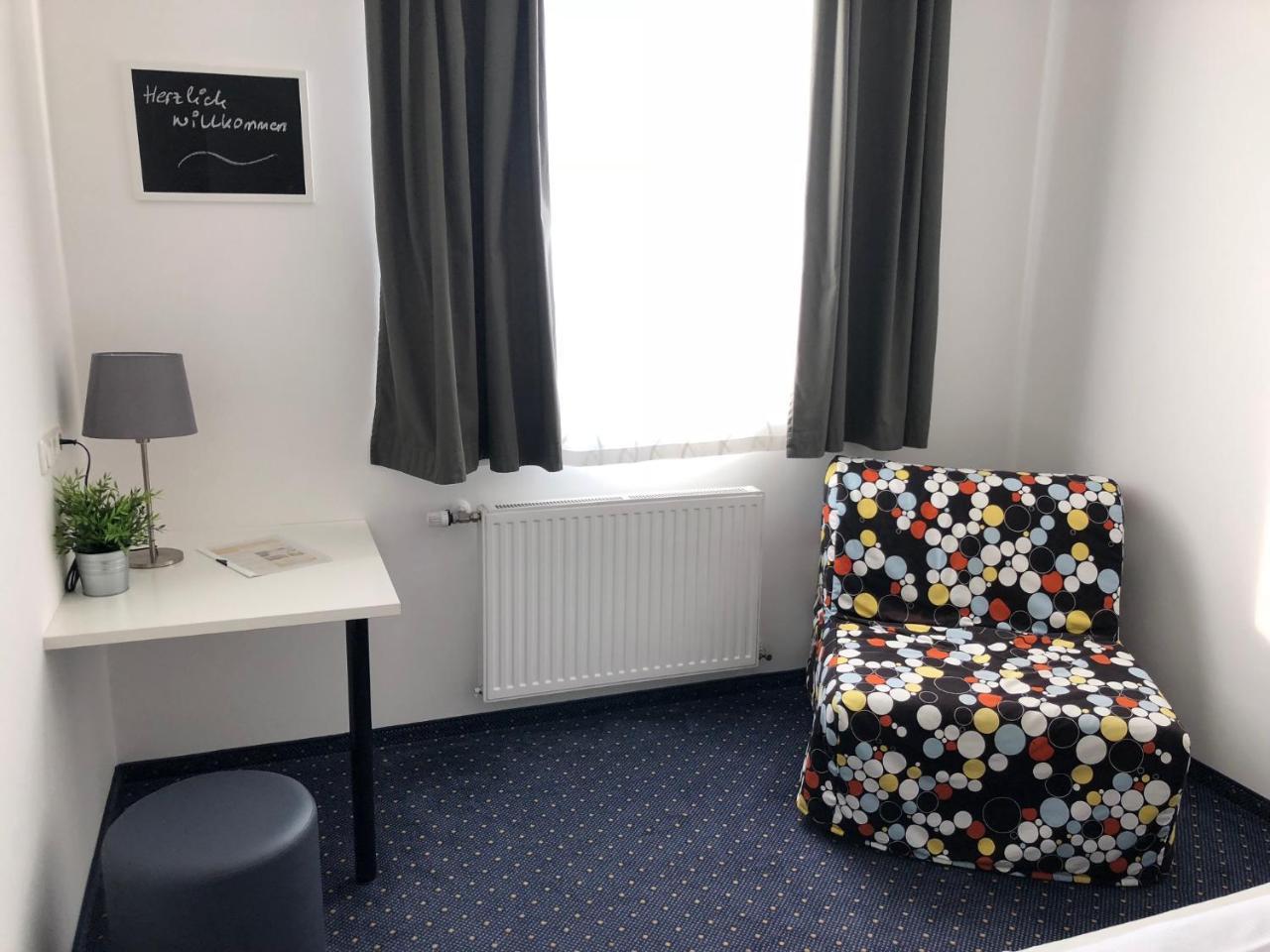 Pension Tennisweber Schwechat ภายนอก รูปภาพ